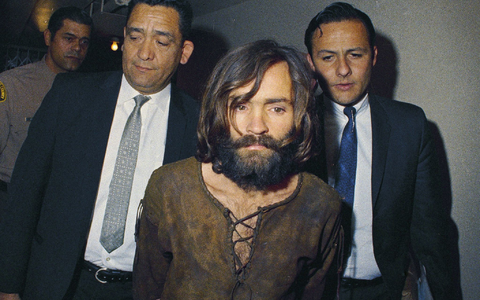 Eine Doku-Serie über Charles Manson enthält bisher unveröffentlichte Telefonate mit dem früheren Sektenführer. (Archivbild)  - Foto: -/AP/dpa