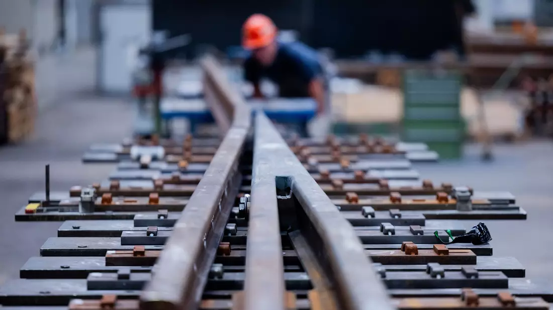 Trotz guter Geschäfte bei der Infrastruktur ging der Umsatz der Bahnindustrie im ersten Halbjahr zurück. (Archivbild) - Bild: Rolf Vennenbernd/dpa