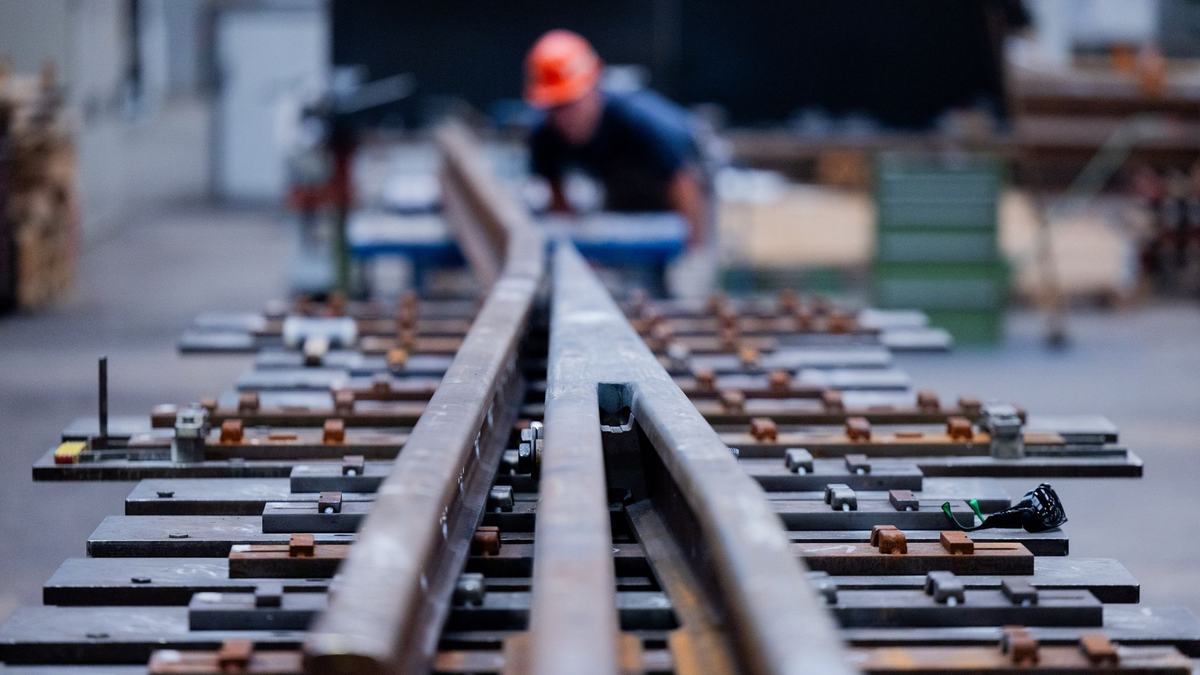 Trotz guter Geschäfte bei der Infrastruktur ging der Umsatz der Bahnindustrie im ersten Halbjahr zurück. (Archivbild) - Foto: Rolf Vennenbernd/dpa