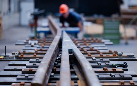 Trotz guter Geschäfte bei der Infrastruktur ging der Umsatz der Bahnindustrie im ersten Halbjahr zurück. (Archivbild) - Foto: Rolf Vennenbernd/dpa