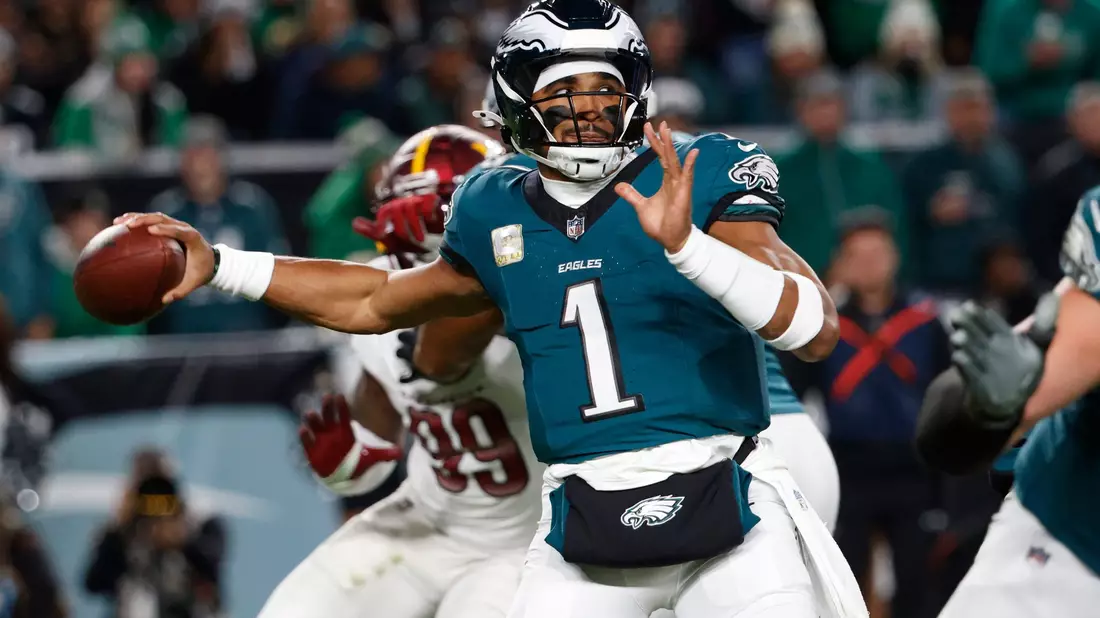 Quarterback Jalen Hurts gewinnt mit Philadelphia das Spitzenspiel gegen Washington. - Bild: Laurence Kesterson/AP/dpa