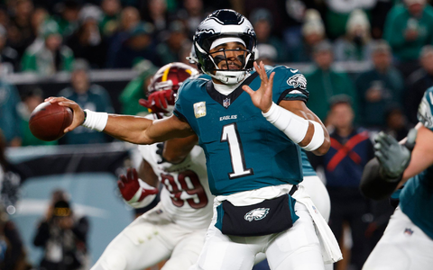 Quarterback Jalen Hurts gewinnt mit Philadelphia das Spitzenspiel gegen Washington. - Foto: Laurence Kesterson/AP/dpa