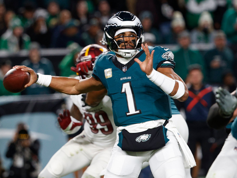 Quarterback Jalen Hurts gewinnt mit Philadelphia das Spitzenspiel gegen Washington. - Foto: Laurence Kesterson/AP/dpa
