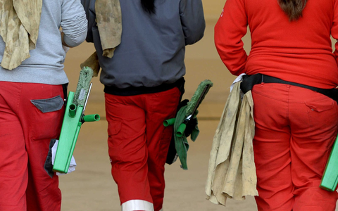 Beschäftigte in der Gebäudereinigung bekommen mehr Geld. (Archivbild) - Foto: Ralf Hirschberger/dpa-Zentralbild/dpa