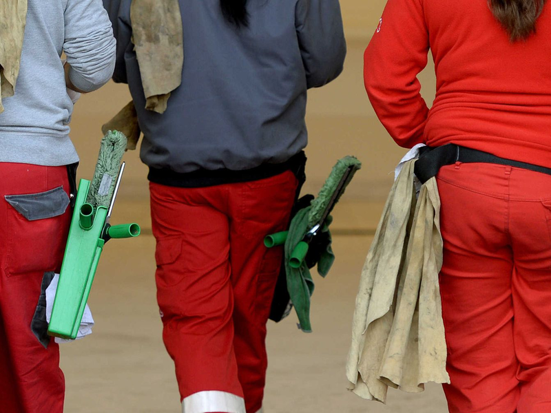 Beschäftigte in der Gebäudereinigung bekommen mehr Geld. (Archivbild) - Foto: Ralf Hirschberger/dpa-Zentralbild/dpa