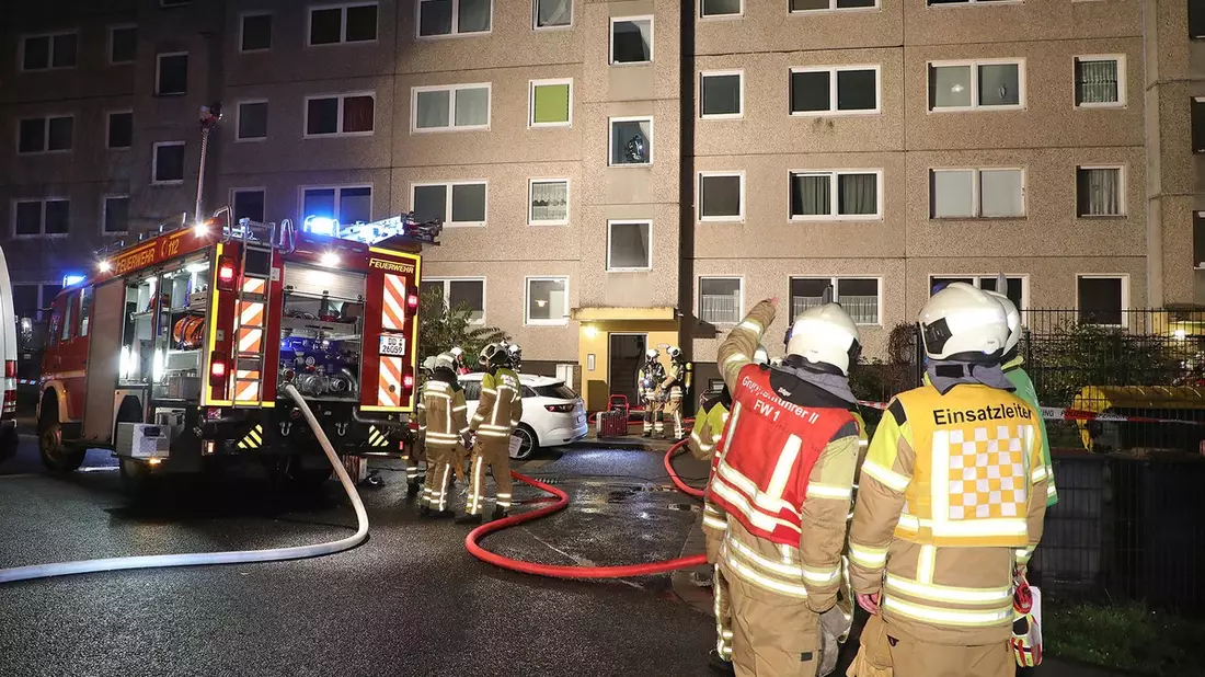 FW Dresden: Wohnungsbrand - Einsatzkräfte retten Bewohner über Balkon und bekämpfen Vollbrand - Bild: presseportal.de