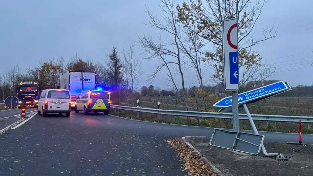 POL-CUX: Sattelzug-Fahrer beschädigt bei missglücktem Abbiegemanöver an der Anschlussstelle Altenwalde der BAB27 mehrere Straßenschilder und seinen Sattelzug (Foto in der Anlage) - Bild: presseportal.de