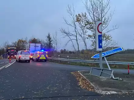 POL-CUX: Sattelzug-Fahrer beschädigt bei missglücktem Abbiegemanöver an der Anschlussstelle Altenwalde der BAB27 mehrere Straßenschilder und seinen Sattelzug (Foto in der Anlage) - Foto: presseportal.de