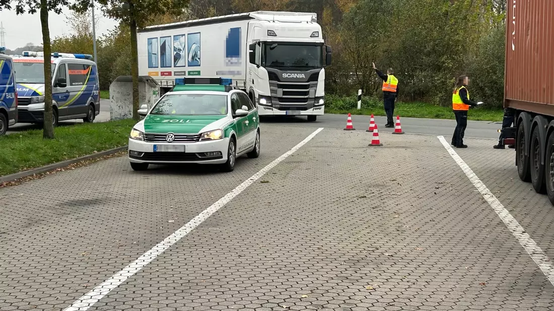 HZA-HB: Zoll prüft Speditionsgewerbe / In sieben Fällen müssen weitere Prüfungen durchgeführt werden - Bild: presseportal.de