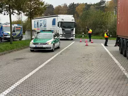 HZA-HB: Zoll prüft Speditionsgewerbe / In sieben Fällen müssen weitere Prüfungen durchgeführt werden - Foto: presseportal.de