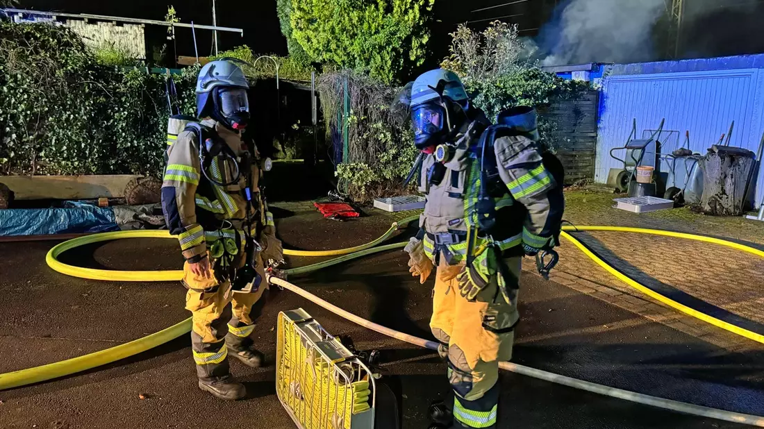 FW-EN: Gartenlaubenbrand direkt neben der Bahnlinie - 3 Personen mit Rauchgasvergiftung - Beeinträchtigung der Bahnstrecke - Bild: presseportal.de