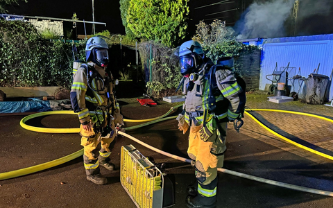 FW-EN: Gartenlaubenbrand direkt neben der Bahnlinie - 3 Personen mit Rauchgasvergiftung - Beeinträchtigung der Bahnstrecke - Foto: presseportal.de