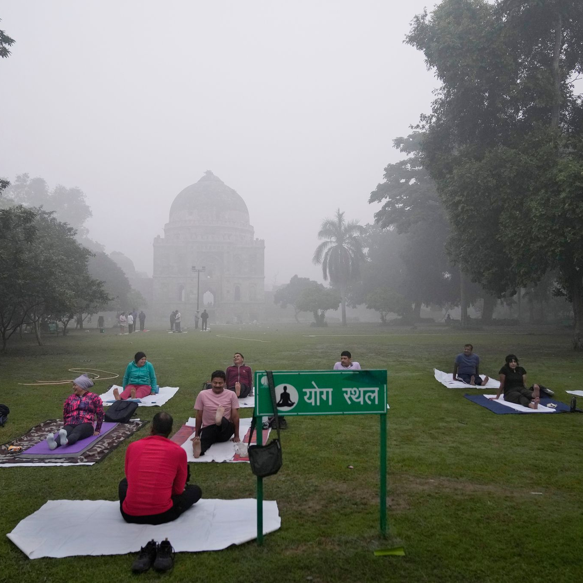 Menschen machen trotz extremer Luftverschmutzung Yoga in einem Park in Neu-Delhi.  - Foto: Manish Swarup/AP