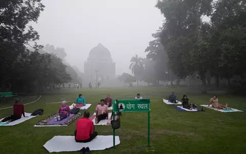 Menschen machen trotz extremer Luftverschmutzung Yoga in einem Park in Neu-Delhi.  - Foto: Manish Swarup/AP