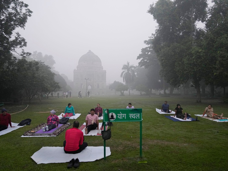 Menschen machen trotz extremer Luftverschmutzung Yoga in einem Park in Neu-Delhi.  - Foto: Manish Swarup/AP