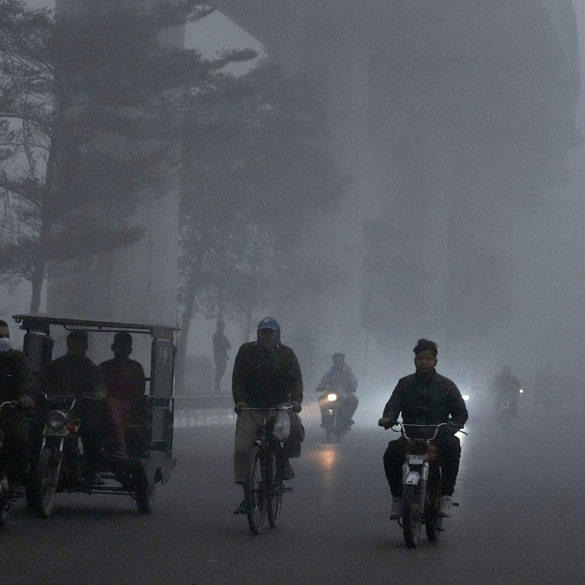 Wegen der Luftverschmutzung gelten auch in Pakistan nun drastische Beschränkungen. - Foto: K.M. Chaudary/AP/dpa