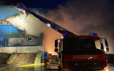 FW-PI: Abschlussmeldung: Großfeuer in Tornesch nach 13 Stunden gelöscht - Foto: presseportal.de