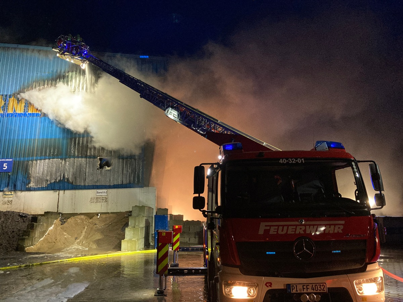 FW-PI: Abschlussmeldung: Großfeuer in Tornesch nach 13 Stunden gelöscht - Foto: presseportal.de