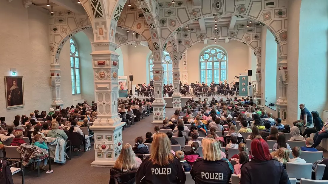 POL-WOB: Polizeiorchester Niedersachsen spielt Präventionsstück Namene - Bild: presseportal.de