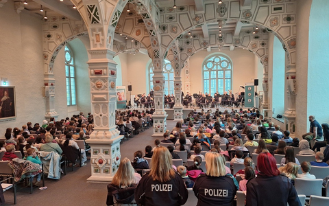 POL-WOB: Polizeiorchester Niedersachsen spielt Präventionsstück Namene - Foto: presseportal.de