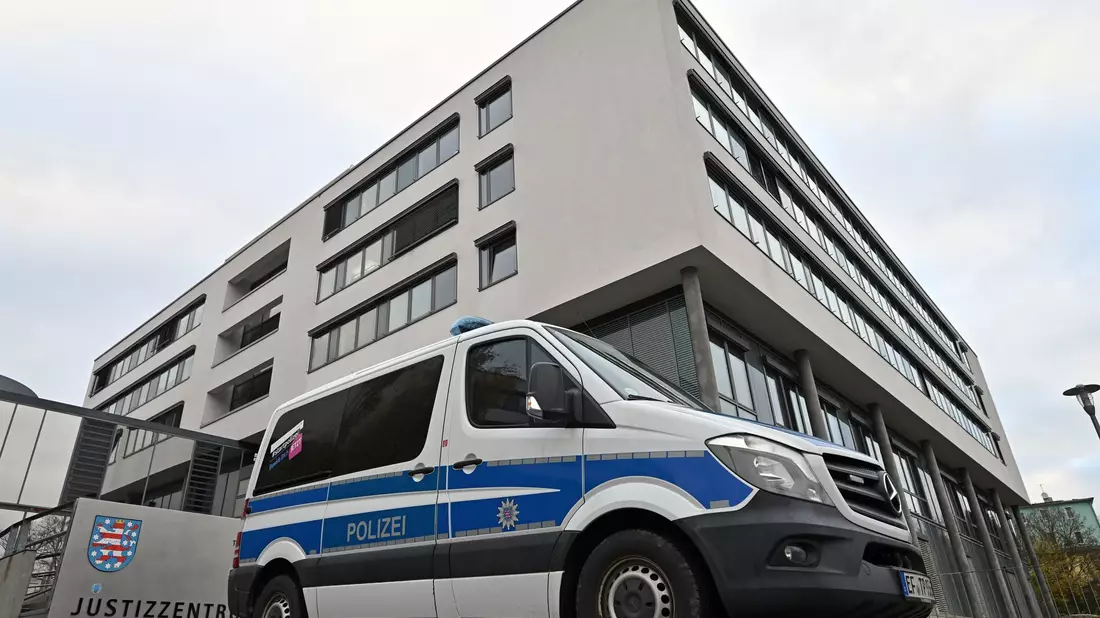 Weil sie einen Anschlag auf das schwedische Parlament in Stockhalm geplant und vorbereitet haben sollen, beginnt am Oberlandesgericht in Jena ein Staatsschutzprozess gegen zwei mutmaßliche Islamisten, die im Raum Gera festgenommen wurden. - Bild: Martin Schutt/dpa