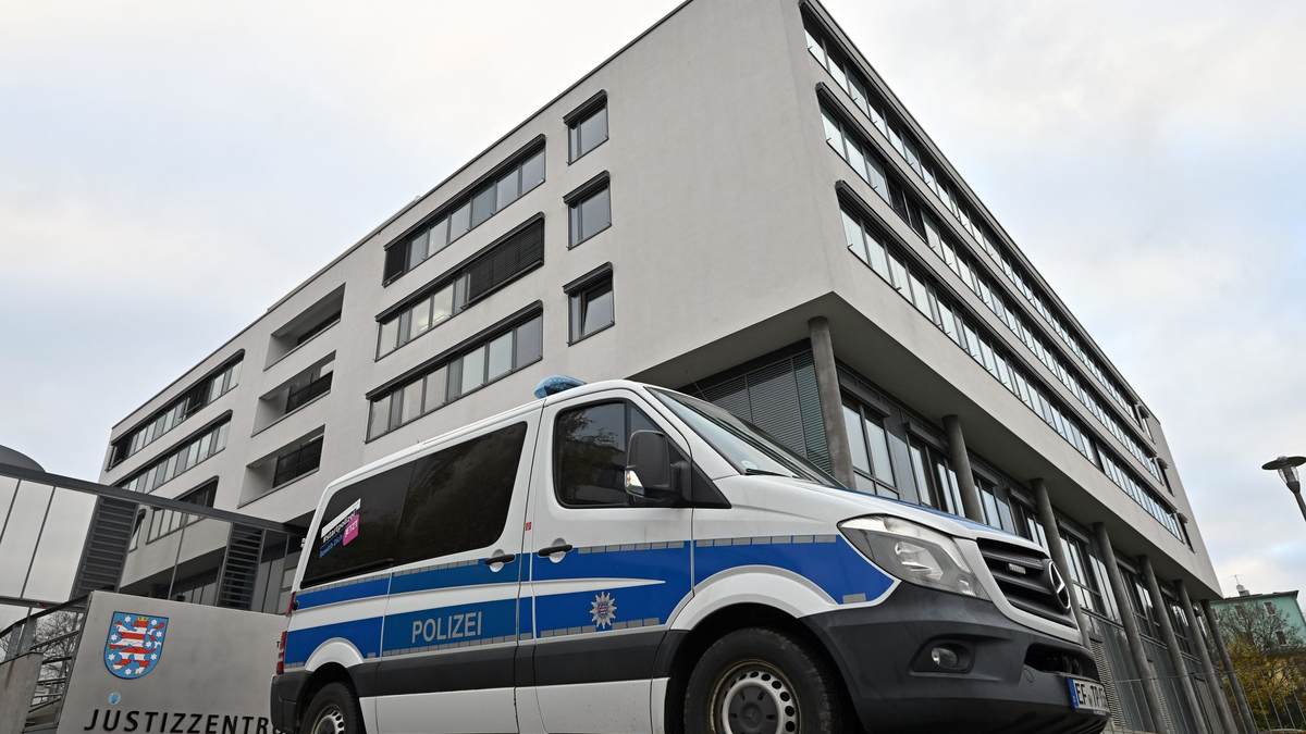 Weil sie einen Anschlag auf das schwedische Parlament in Stockhalm geplant und vorbereitet haben sollen, beginnt am Oberlandesgericht in Jena ein Staatsschutzprozess gegen zwei mutmaßliche Islamisten, die im Raum Gera festgenommen wurden. - Foto: Martin Schutt/dpa