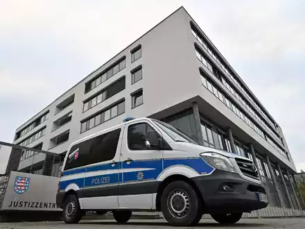 Weil sie einen Anschlag auf das schwedische Parlament in Stockhalm geplant und vorbereitet haben sollen, beginnt am Oberlandesgericht in Jena ein Staatsschutzprozess gegen zwei mutmaßliche Islamisten, die im Raum Gera festgenommen wurden. - Foto: Martin Schutt/dpa