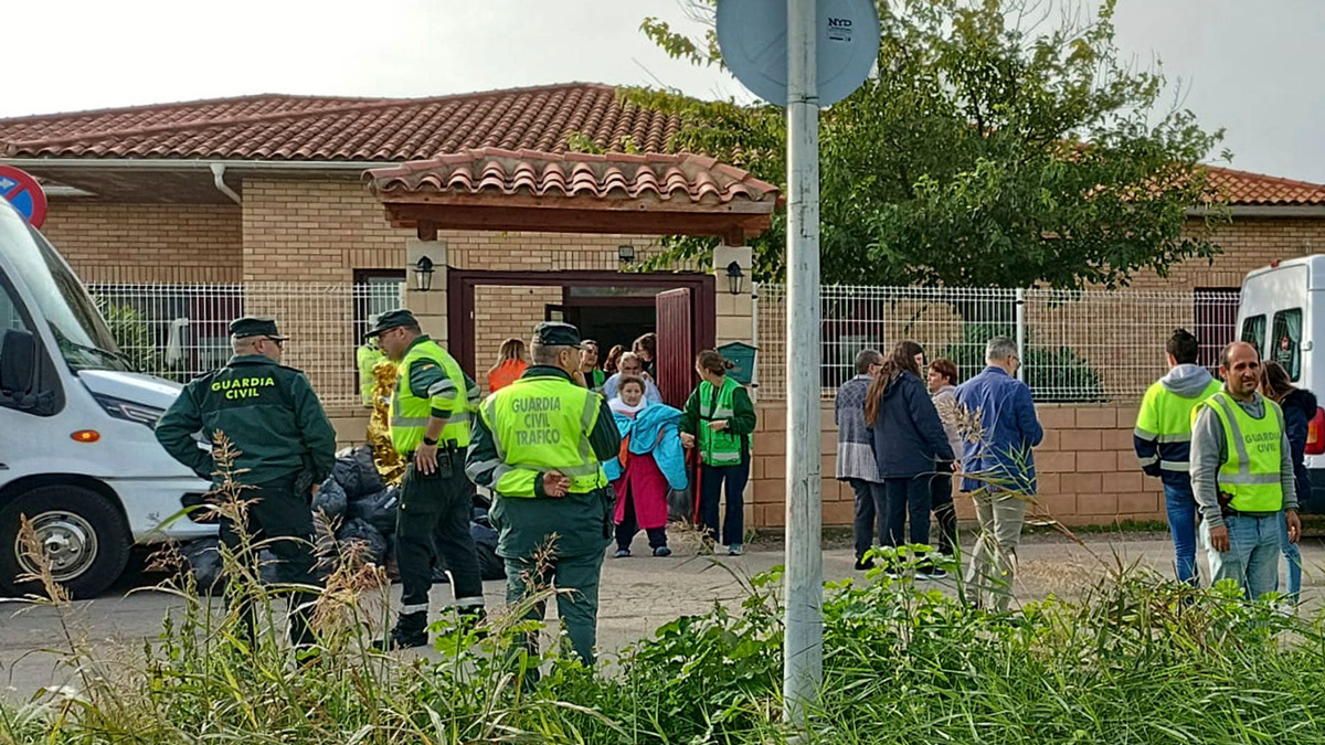 Zahlreiche Rettungskräfte waren im Einsatz. - Foto: Ferran Mallol/AP