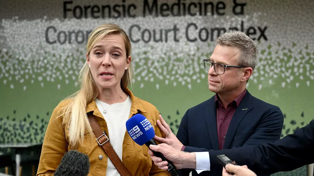 Für die Anhörung waren Simone Strobels Geschwister extra aus Deutschland angereist. Hier ist die Schwester von Simone Strobel mit einer Unterstützerin zu sehen.  - Bild: Bianca De Marchi/AAP/dpa