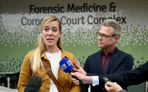 Für die Anhörung waren Simone Strobels Geschwister extra aus Deutschland angereist. Hier ist die Schwester von Simone Strobel mit einer Unterstützerin zu sehen.  - Foto: Bianca De Marchi/AAP/dpa