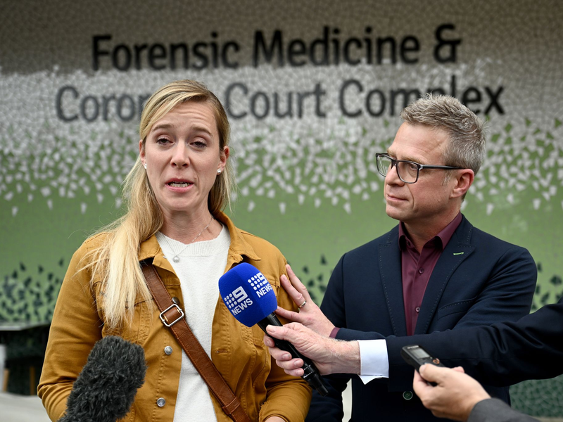 Für die Anhörung waren Simone Strobels Geschwister extra aus Deutschland angereist. Hier ist die Schwester von Simone Strobel mit einer Unterstützerin zu sehen.  - Foto: Bianca De Marchi/AAP/dpa