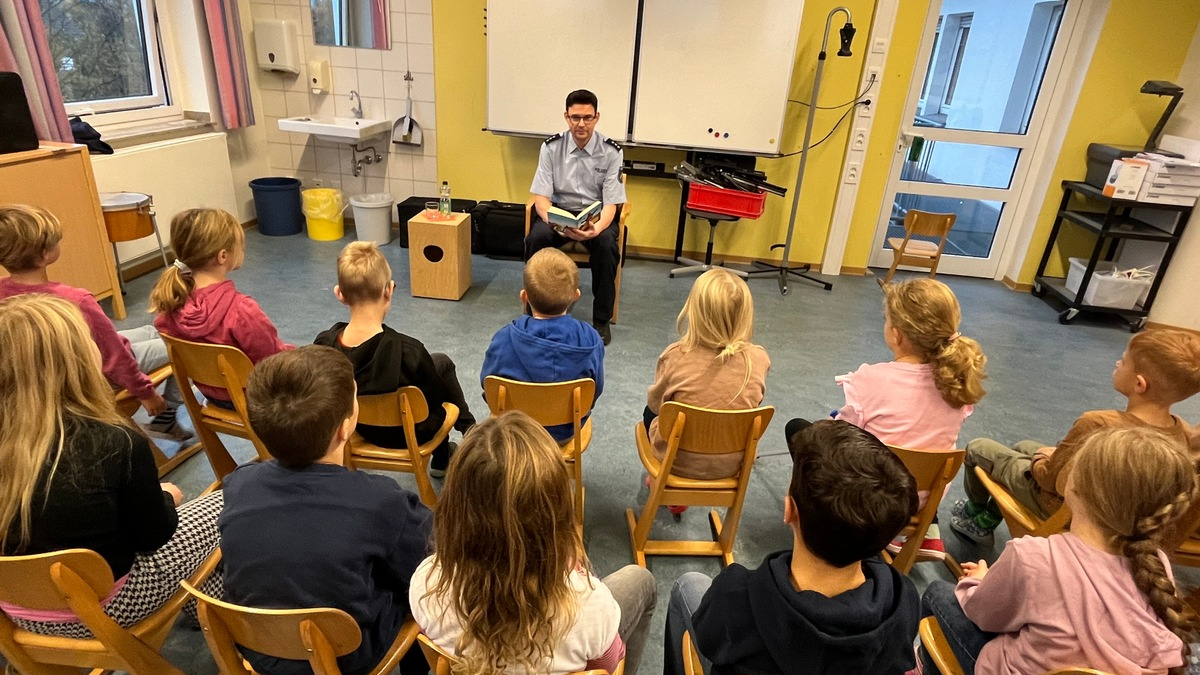 POL-PB: Polizei Paderborn engagiert sich beim bundesweiten Vorlesetag - Foto: presseportal.de