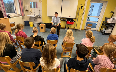 POL-PB: Polizei Paderborn engagiert sich beim bundesweiten Vorlesetag - Foto: presseportal.de