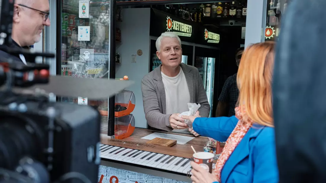 Für den Kölner Comedian Guido Cantz ist der Kiosk ein Ort des Austausches. - Bild: Henk Aaron Szanto/ZDF/dpa