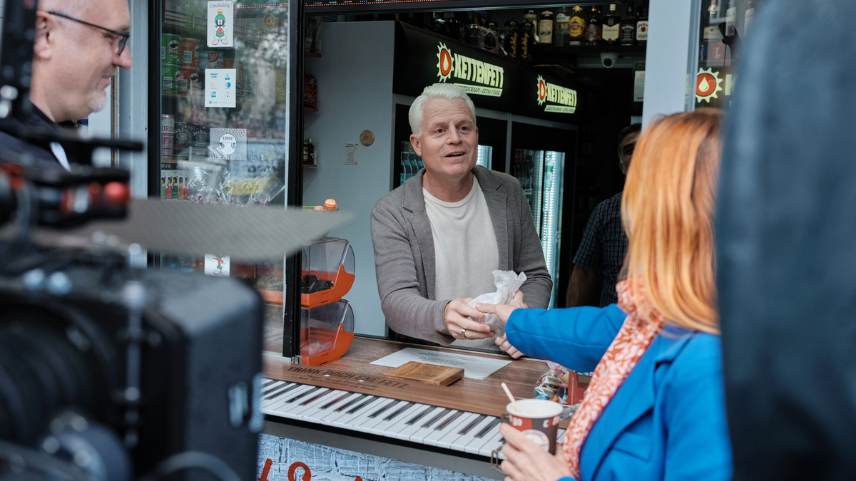 Für den Kölner Comedian Guido Cantz ist der Kiosk ein Ort des Austausches. - Foto: Henk Aaron Szanto/ZDF/dpa