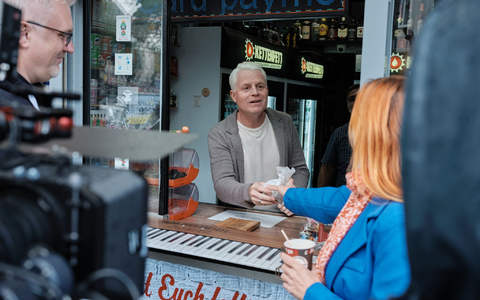Für den Kölner Comedian Guido Cantz ist der Kiosk ein Ort des Austausches. - Foto: Henk Aaron Szanto/ZDF/dpa