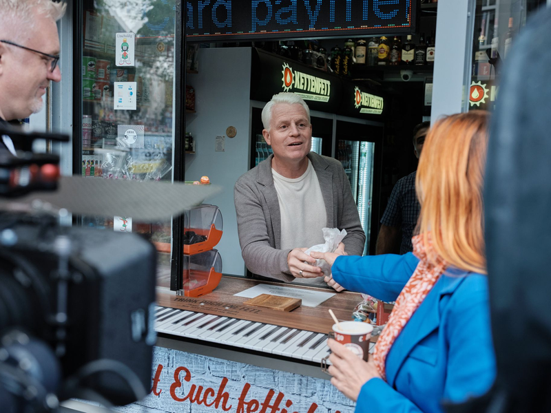Für den Kölner Comedian Guido Cantz ist der Kiosk ein Ort des Austausches. - Foto: Henk Aaron Szanto/ZDF/dpa