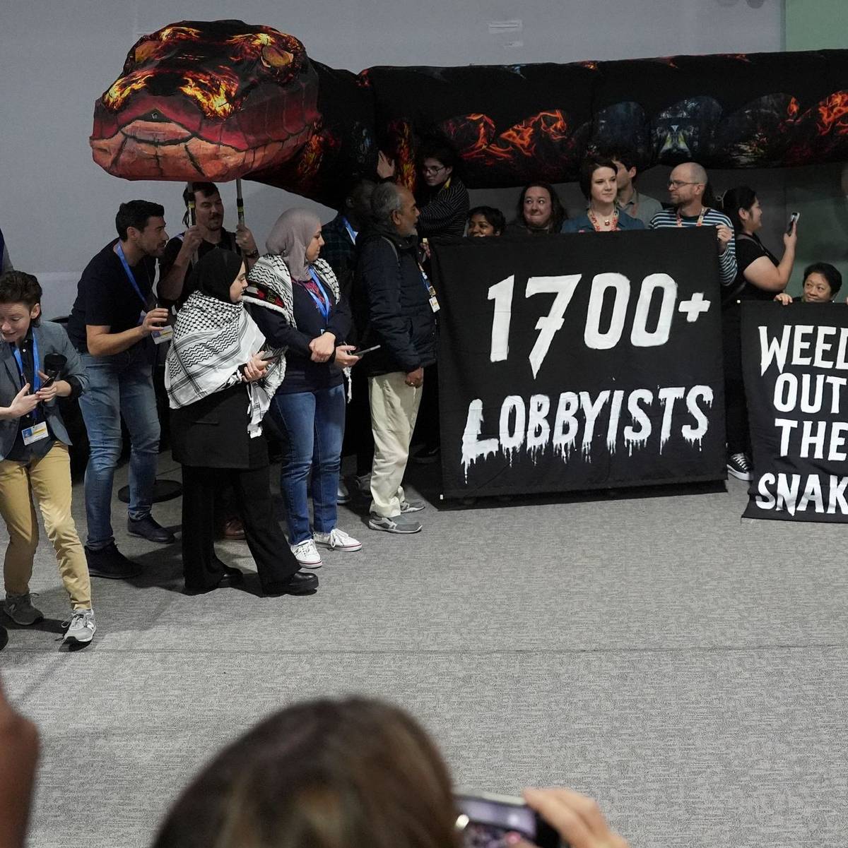 Aktivisten kritisieren die Macht fossiler Lobbyisten. - Foto: Joshua A. Bickel/AP/dpa
