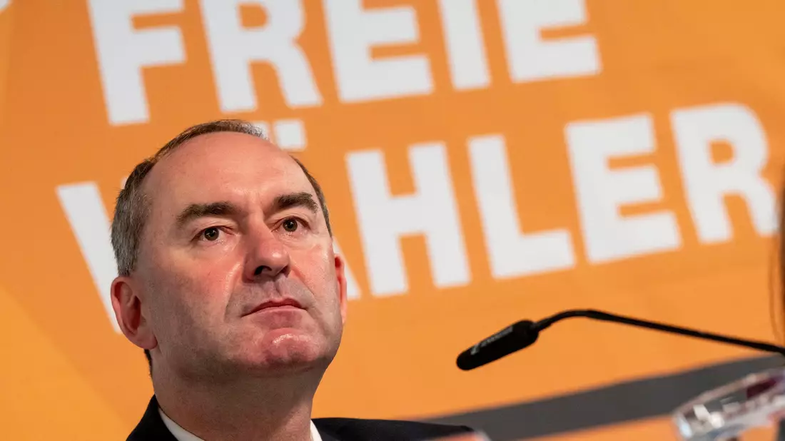 Mit Kommunalpolitikern als Zugpferden will Hubert Aiwanger das Berlin-Ticket lösen. - Bild: Peter Kneffel/dpa