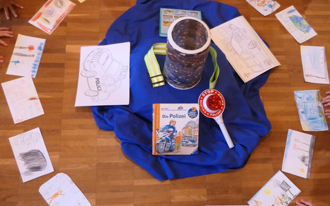 Bundespolizeidirektion München: Bundespolizeidirektion München beteiligt sich am bundesweiten Vorlesetag /24 Vorleseaktionen mit über 30 Bundespolizistinnen und Bundespolizisten - Foto: presseportal.de Bundespolizeidirektion München: Bundespolizeidirektion München beteiligt sich am bundesweiten Vorlesetag /24 Vorleseaktionen mit über 30 Bundespolizistinnen und Bundespolizisten - Foto: presseportal.de