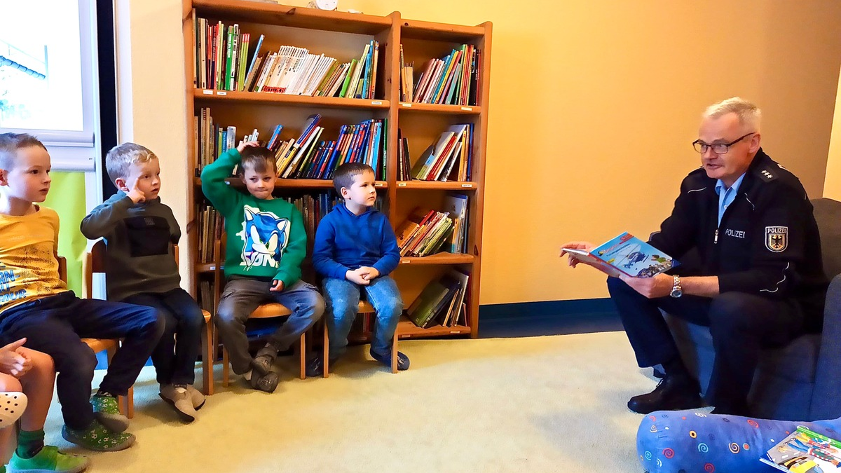 BPOL-KS: Bundespolizisten lesen für Kinder - Kasseler Bundespolizei beteiligt sich am bundesweiten Vorlesetag - Foto: presseportal.de