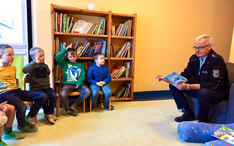 BPOL-KS: Bundespolizisten lesen fĂŒr Kinder - Kasseler Bundespolizei beteiligt sich am bundesweiten Vorlesetag - Foto: presseportal.de BPOL-KS: Bundespolizisten lesen fĂŒr Kinder - Kasseler Bundespolizei beteiligt sich am bundesweiten Vorlesetag - Foto: presseportal.de