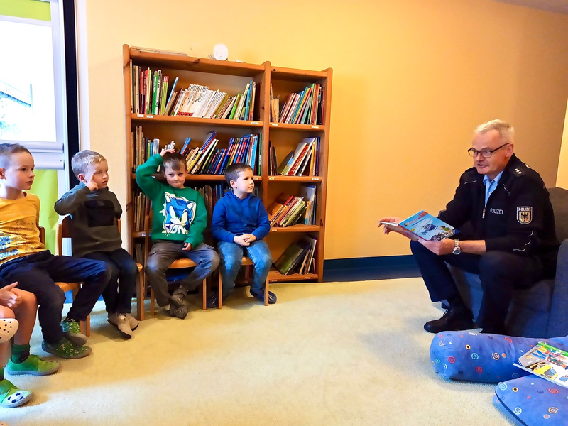 BPOL-KS: Bundespolizisten lesen für Kinder - Kasseler Bundespolizei beteiligt sich am bundesweiten Vorlesetag - Foto: presseportal.de