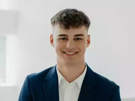 Dennis Halasz: Mit dem Coaching von vi.invest zum erfolgreichen Krypto-Trader - Foto: presseportal.de