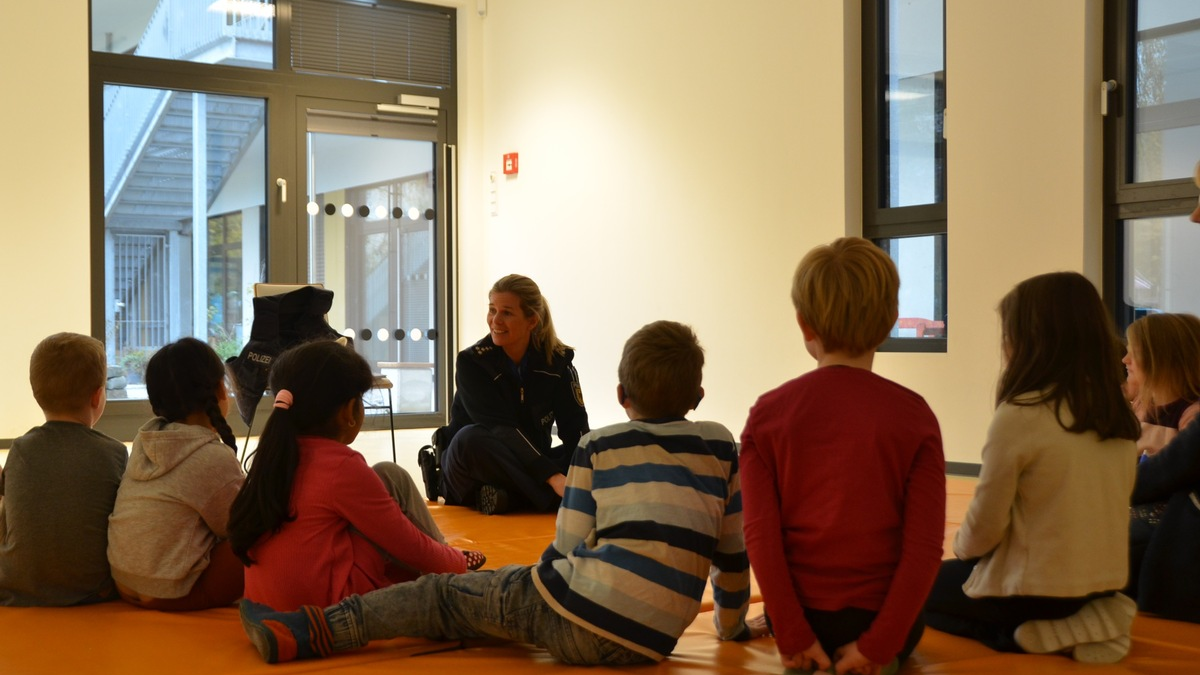 BPOL NRW: Spannende Vorlesestunden mit der Bundespolizei in NRW zum bundesweiten Vorlesetag 2024 - Foto: presseportal.de