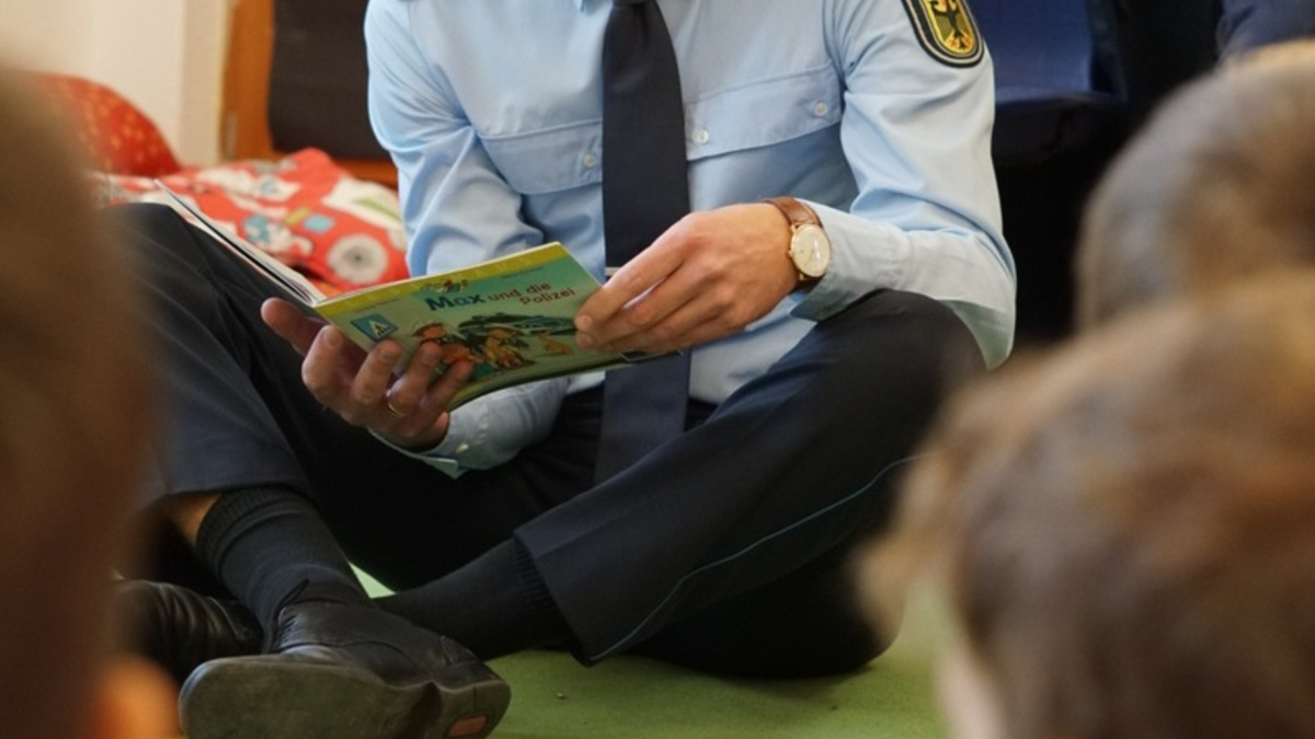 BPOLD S: Bundespolizeidirektion Stuttgart engagiert sich beim Vorlesetag - Foto: presseportal.de