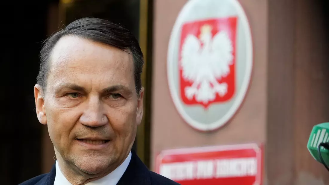 Polens Außenminister Radoslaw Sikorski möchte gerne bei der Präsidentschaftswahl im Mai antreten. Dafür muss er sich einer Vorwahl in seiner Partei stellen. (Archivbild) - Bild: Czarek Sokolowski/AP/dpa