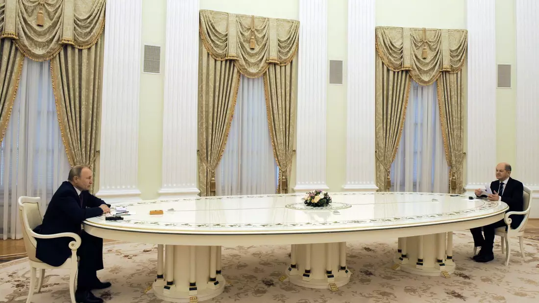 Seit fast zwei Jahren herrschte Funkstille zwischen Putin (l.) und Scholz. (Archivbild) - Bild: Mikhail Klimentyev/Russian President Press Office/Sputnik/dpa