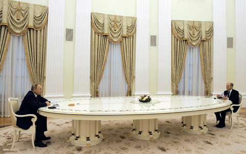 Seit fast zwei Jahren herrschte Funkstille zwischen Putin (l.) und Scholz. (Archivbild) - Foto: Mikhail Klimentyev/Russian President Press Office/Sputnik/dpa