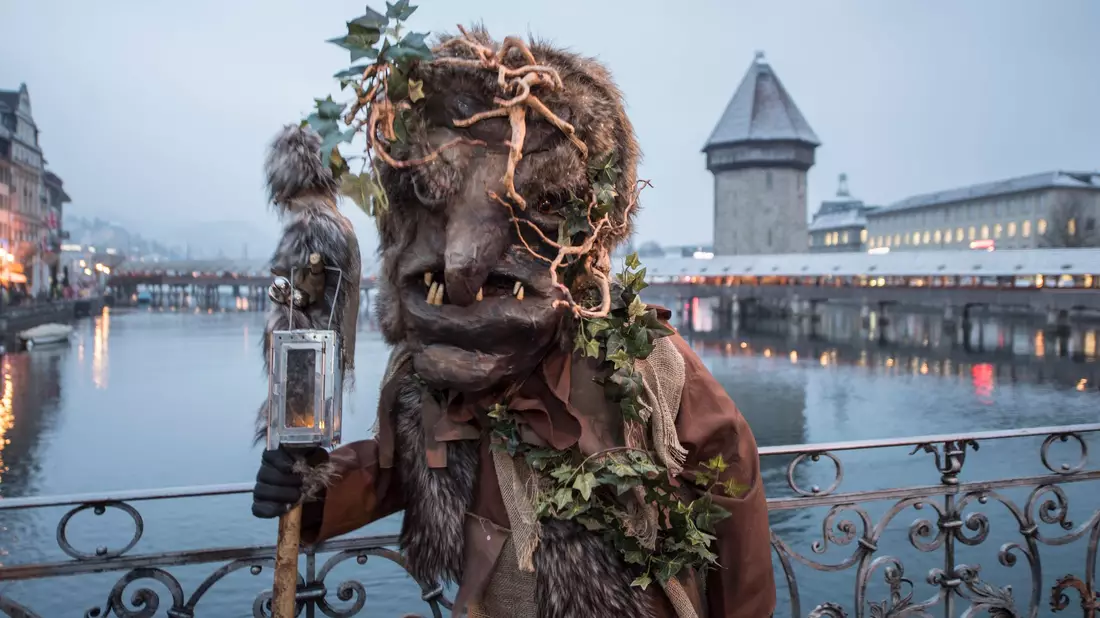 Die Fasnacht im Februar ist ein Anziehungspunkt, aber die meisten Touristen reisen im Sommer nach Luzern. (Archivbild) - Bild: Urs Flueeler/KEYSTONE/dpa
